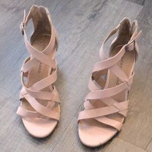 zipper bag. Super cute perfect condition only one a couple of times.